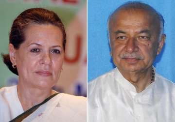 bodh gaya blasts sonia and shinde visit blast site