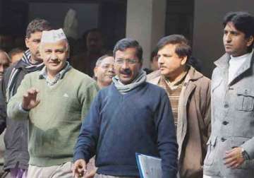 busy sunday for cm kejriwal as crowds politicians meet him