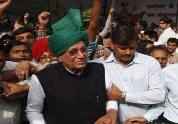 chautala supporters create chaos at rohini court