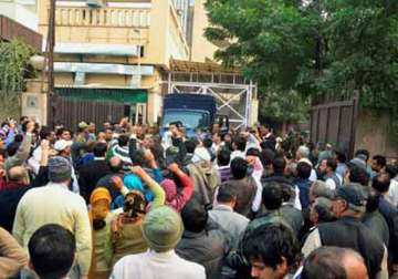 chautala supporters baton charged outside delhi court