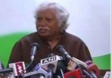 congress leader madhusudan mistry sits on dharna in vadodara