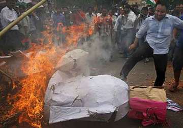 congress protests over power water crisis burns effigies of modi kejriwal
