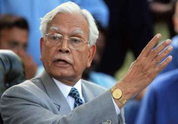 congress would barely get 100 ls seats claims natwar singh