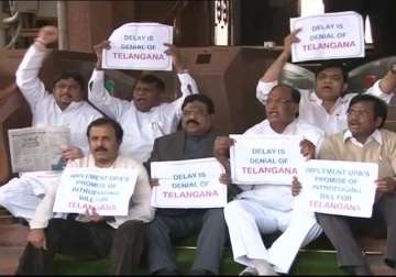 congress mps from telangana protest at cm s office