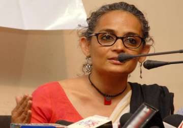 don t fall into the trap of modi or rahul says arundhati roy
