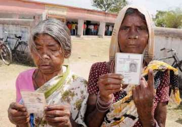 early voters throng jharkhand polling booths