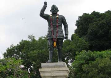 forward bloc confronts mamata on netaji s monument