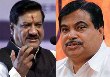 gadkari demands resignation of maha cm over cvc issue