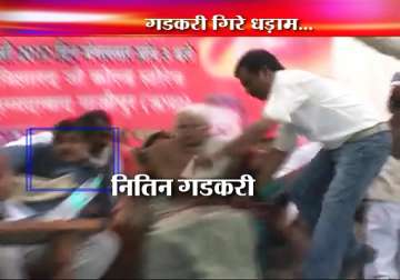 gadkari escapes unhurt as bjp rally dais collapses