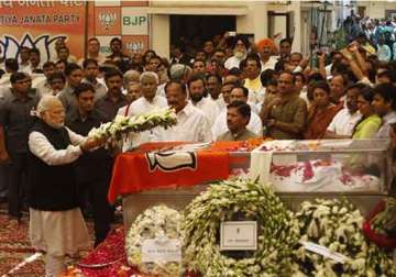 gopinath munde bid farewell by thousands of mourners