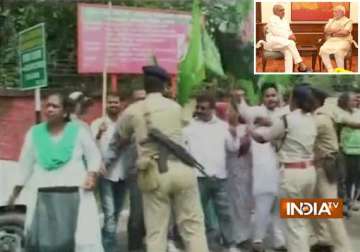 heckling of cms bjp jmm workers clash in ranchi modi extends olive branch to hooda