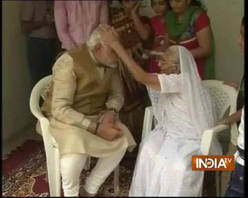 in pics when narendra modi sought blessings of his mother