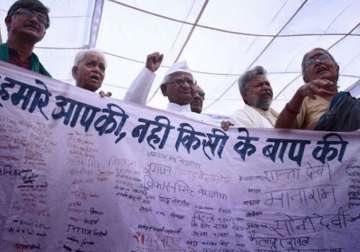 5000 farmers led by anna hazare marching to delhi for amendments in land ordinance bill