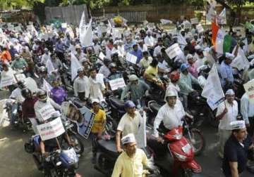 aap protests against fuel price hike
