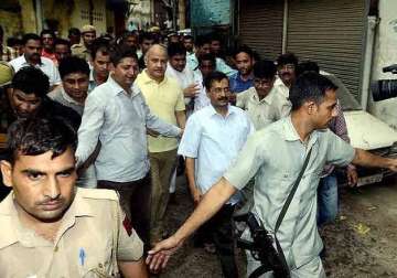 girl s murder kejriwal announces rs 5lakh compensation slams delhi police