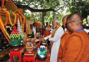 pm modi offers prayer at mahabodhi temple in bodh gaya