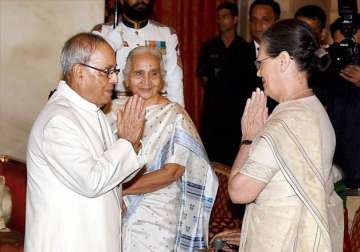 sonia gandhi to meet president over growing intolerance