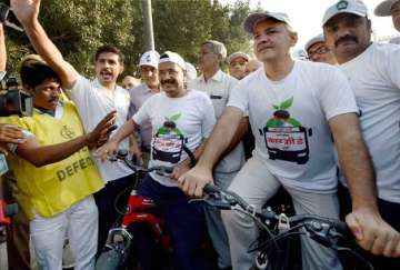 car free day arvind kejriwal on cycle with roadmap for pollution free delhi