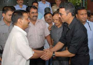 akshay kumar meets arvind kejriwal discusses farmers issues