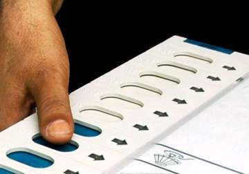delhi polls kejriwal bedi among early voters