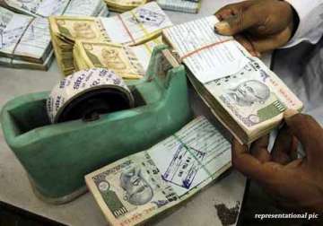 delhi polls rs 1.26 cr worth liquor rs 40l cash seized
