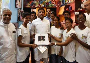 up cm akhilesh yadav visits cafe run by acid attack victims in agra assures help