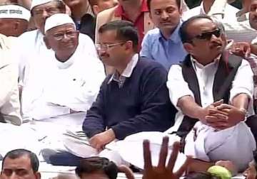 arvind kejriwal political leaders join anna hazare s protest on 2nd day