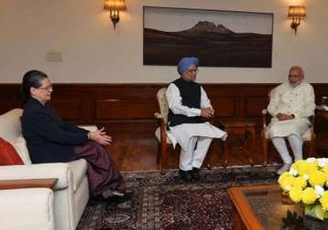 pm modi reaches out to sonia manmohan to break gst deadlock