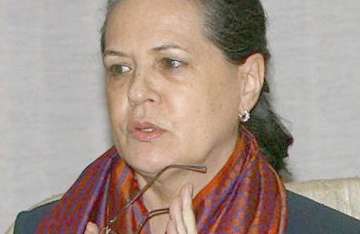sonia meets senior party colleagues on telangana as violence on