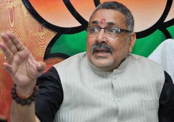 congress accepted sonia gandhi as leader because of her white skin says giriraj singh