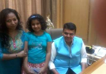 watch how a 11 year old girl interviewed maharashtra cm fadnavis