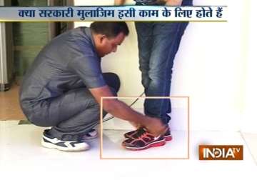 bengal minister gets security guard to tie his shoes