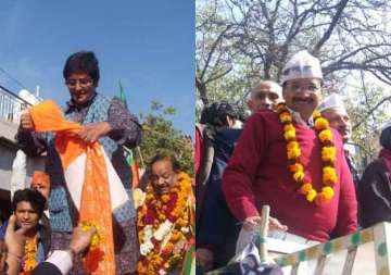 delhi polls kiran bedi and arvind kejriwal slug it out on the last day of election campaign