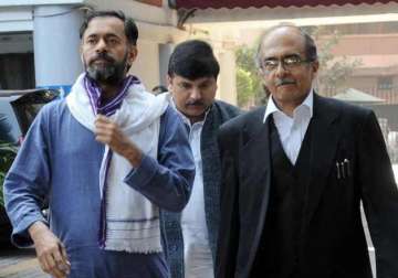 aap crisis deepens as yogendra yadav and prashant bhushan offer to resign from pac