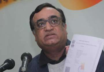 delhi polls ajay maken trailing at third place aap leads in sadar bazar