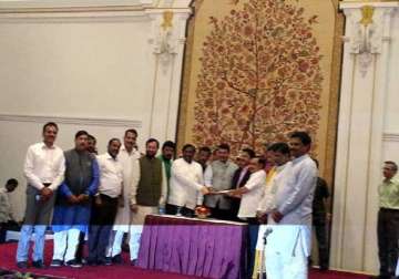 maharashtra devendra fadnavis meets governor stakes claim to form government