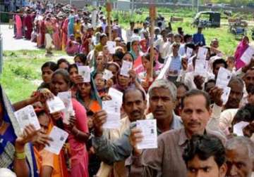 jharkhand polls jharkhand voters defy maoists cast ballot