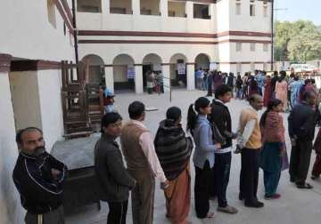 delhi polls polling booths in delhi to be no smoking zones