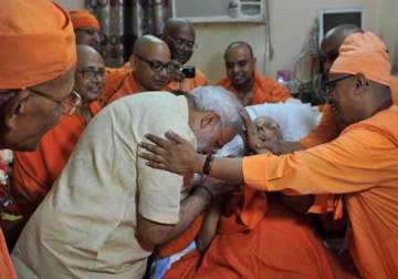 pm modi turns emotional as he visits belurmath