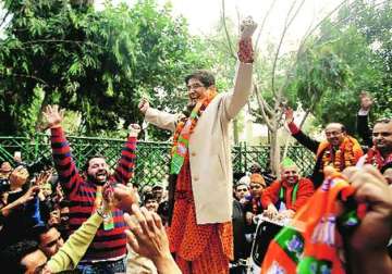surveys says bjp to get absolute majority in delhi polls