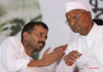 should anna hazare mediate to end aap crisis
