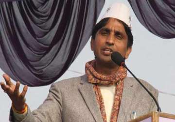 kejriwal government slaps showcause notice on dcw chief over kumar vishwas case