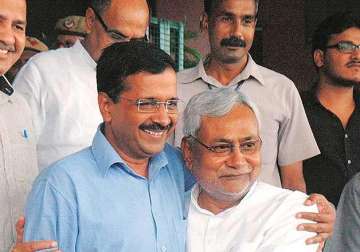 arvind kejriwal congratulates nitish for historic victory