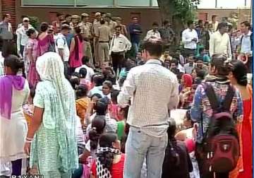 mcd workers protest outside kejriwal s residence