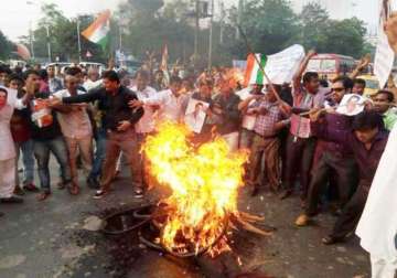 congress burns effigy of pm modi in lucknow to protest over herald case