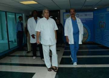 hearty and cheerful lalu prasad yadav walks out of mumbai hospital