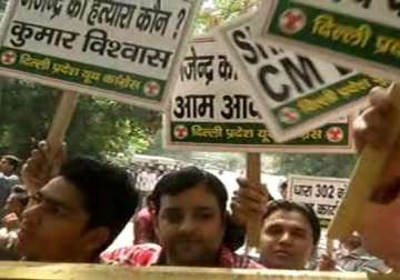 farmer s suicide congress bjp protest outside kejriwal s residence