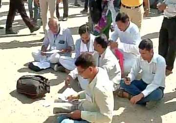 yogendra yadav denied entry to national council meeting sits on dharna outside venue