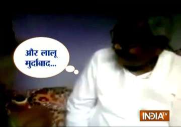 watch video tantrik embarrasses nitish with lalu murdabad slogan