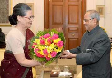 sonia gandhi meets president ahead of march against intolerance tomorrow